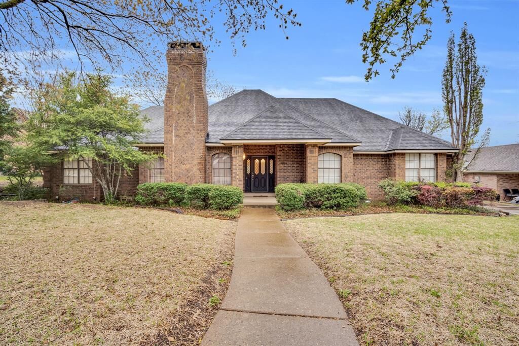 Property Photo:  719 Meadowbrooke Circle  TX 75137 