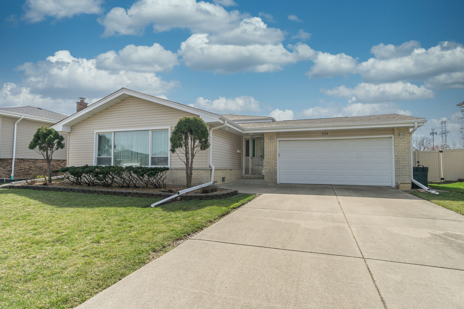 Property Photo:  624 Sarah Drive  IL 60191 