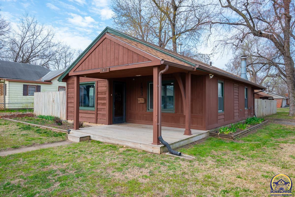 Property Photo:  1433 NW Central Ave  KS 66608 