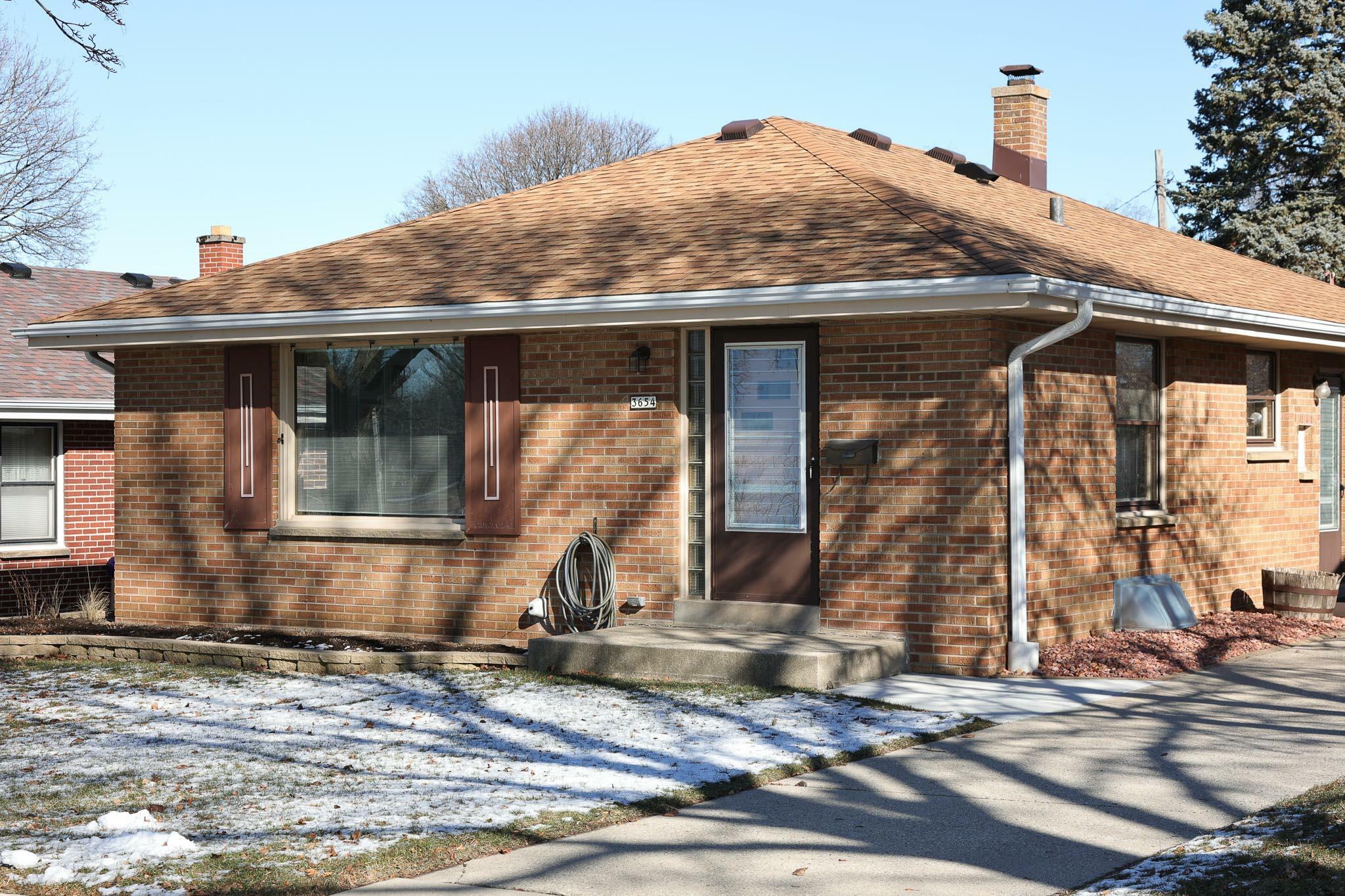 Property Photo:  3654 S Quincy Ct  WI 53207 