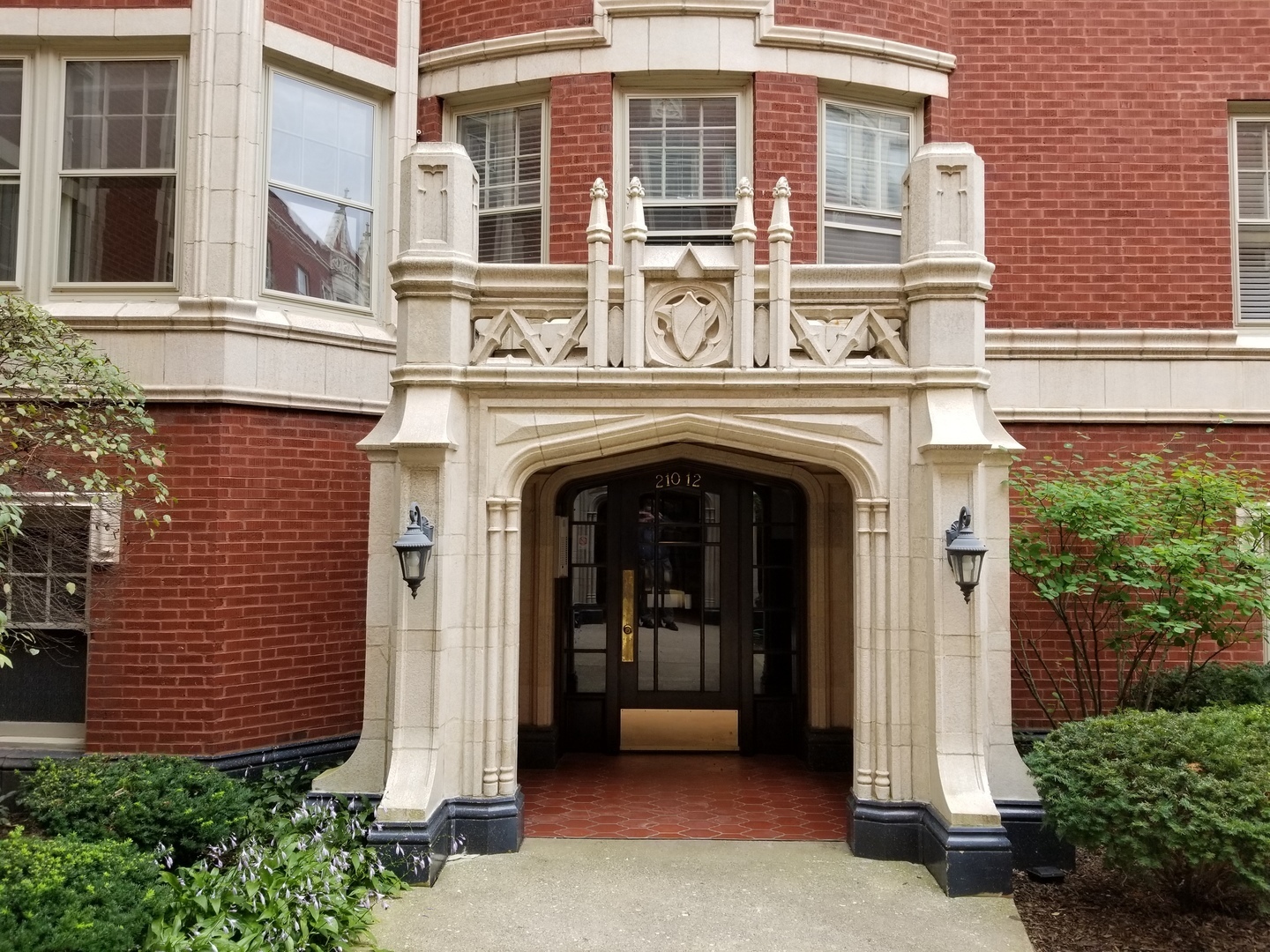 Property Photo: 212 N Oak Park Avenue 1ee IL 60302