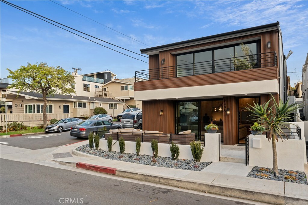 Property Photo:  520 Iris Avenue  CA 92625 