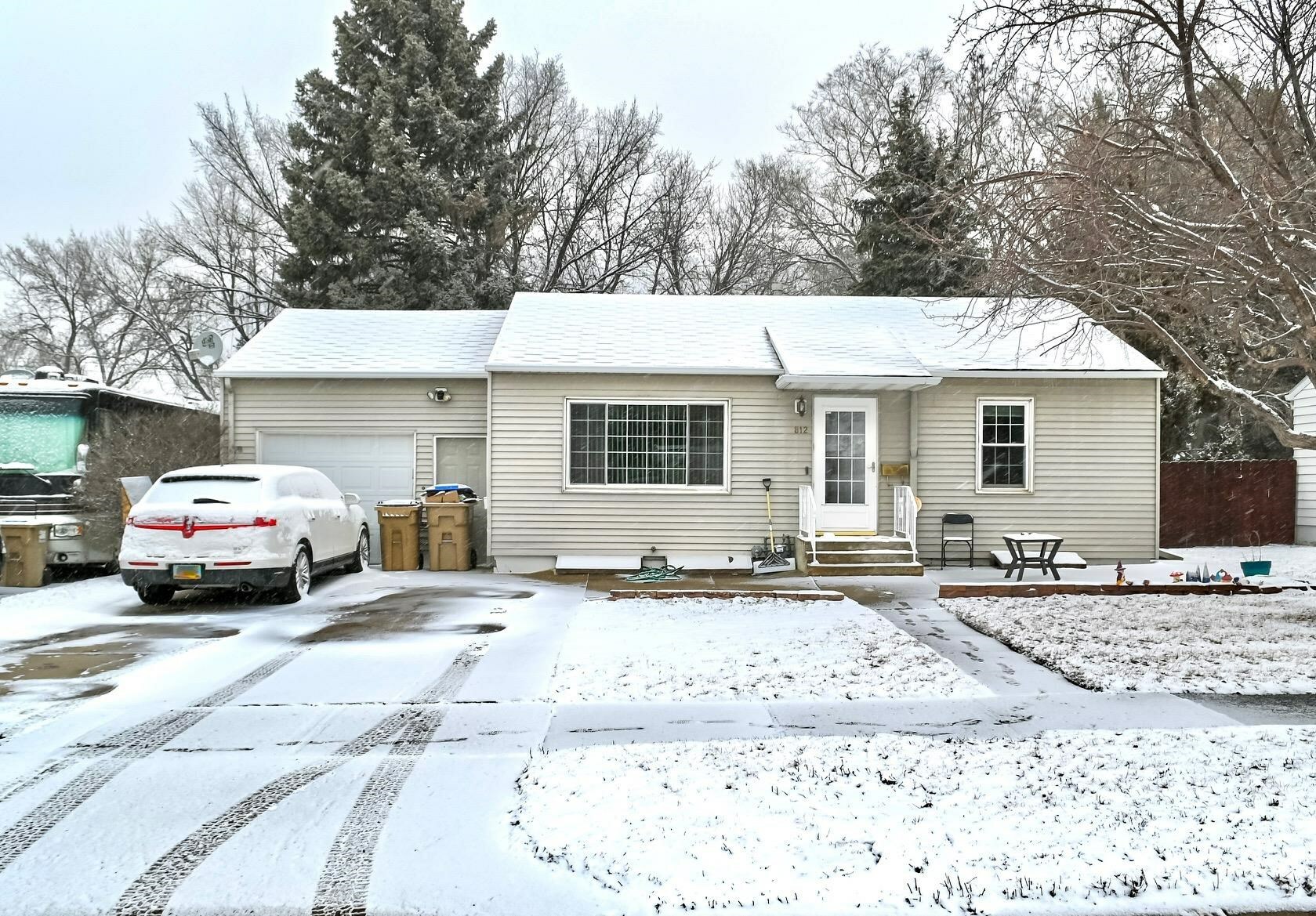 Property Photo:  812 16th Ave SW  ND 58701 