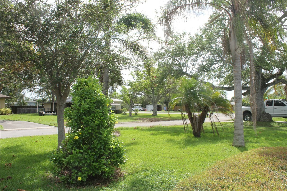 Property Photo:  1621 4th Court  FL 32960 