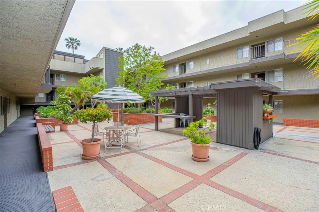 Property Photo:  125 W Mountain Street 206  CA 91202 