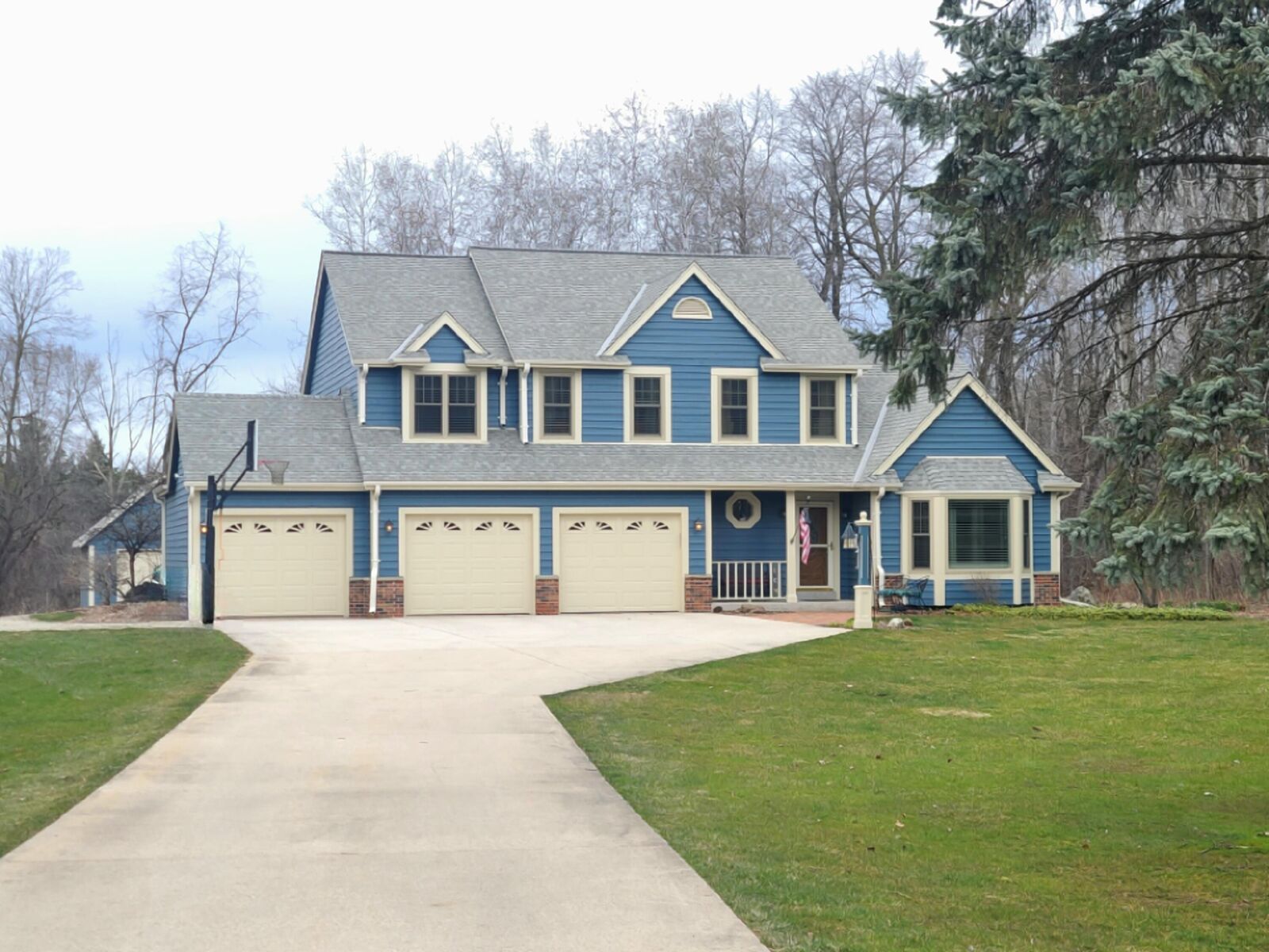 Property Photo:  1606 Edgewater Ct  WI 53024 