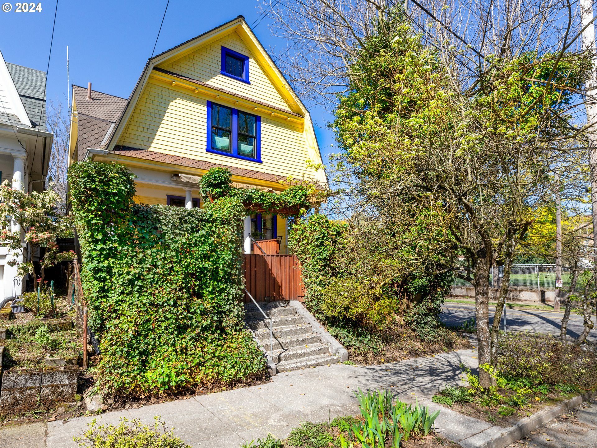 Property Photo:  503 SE 17th Ave  OR 97214 