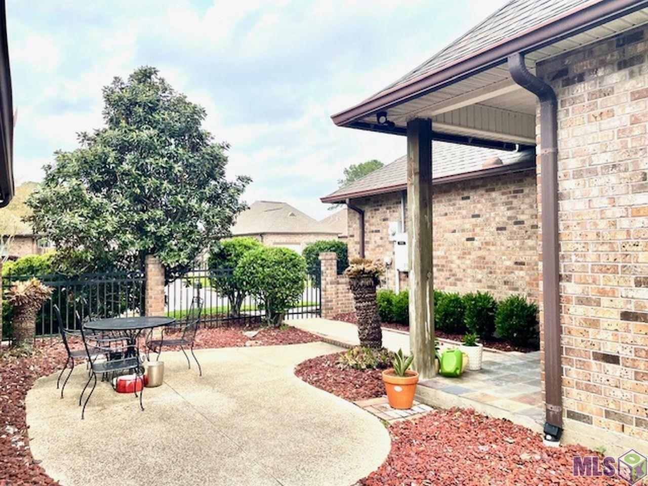 Property Photo: 912 Woodhue Dr LA 70810