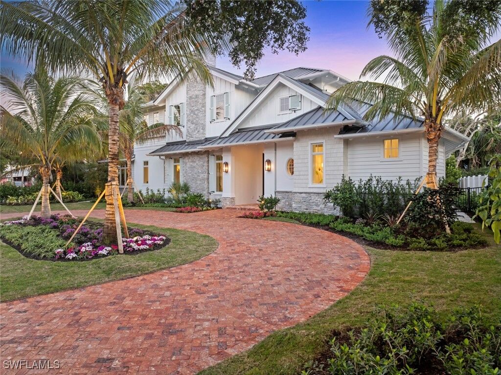 Property Photo:  690 7th Avenue N  FL 34102 