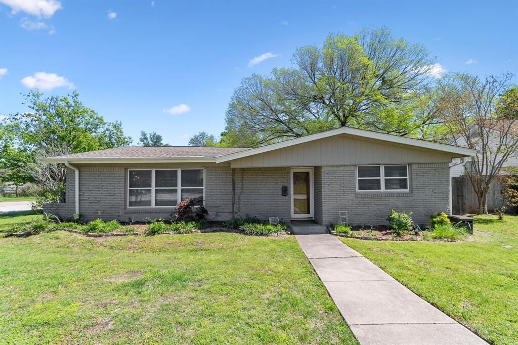 Property Photo: 4917 Overton Avenue TX 76133