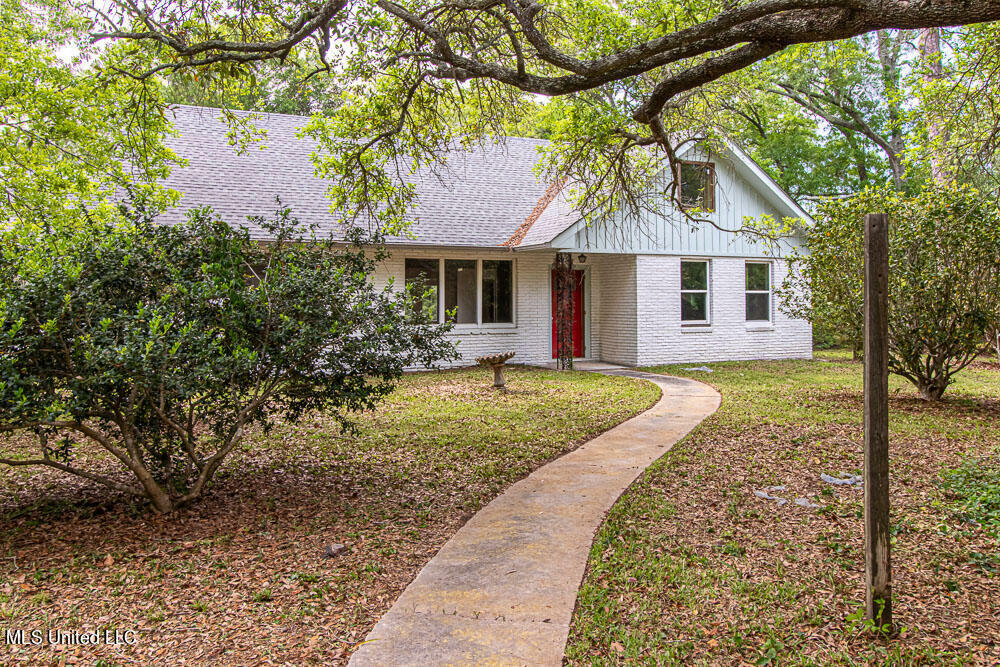 Property Photo:  800 Dunbar Avenue  MS 39520 