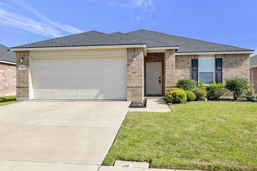 Property Photo: 5857 Mountain Bluff Drive TX 76179