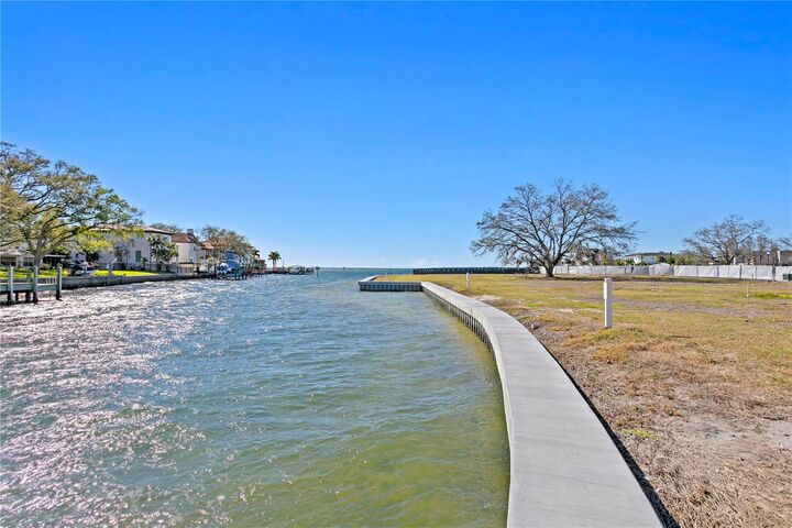 Property Photo: 5022 W Leona Street FL 33629