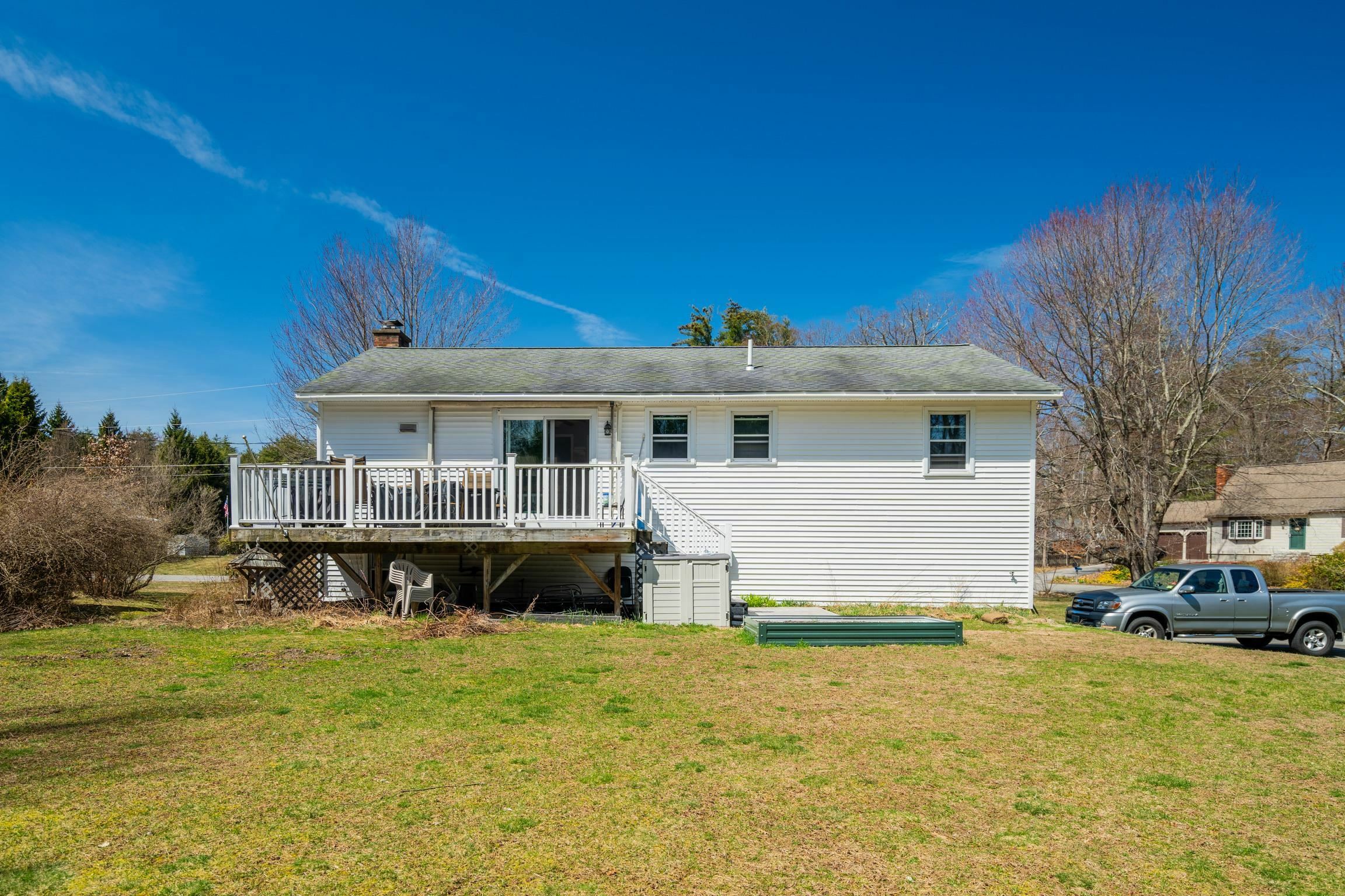 Property Photo:  21 Carriage Lane  NH 03054 