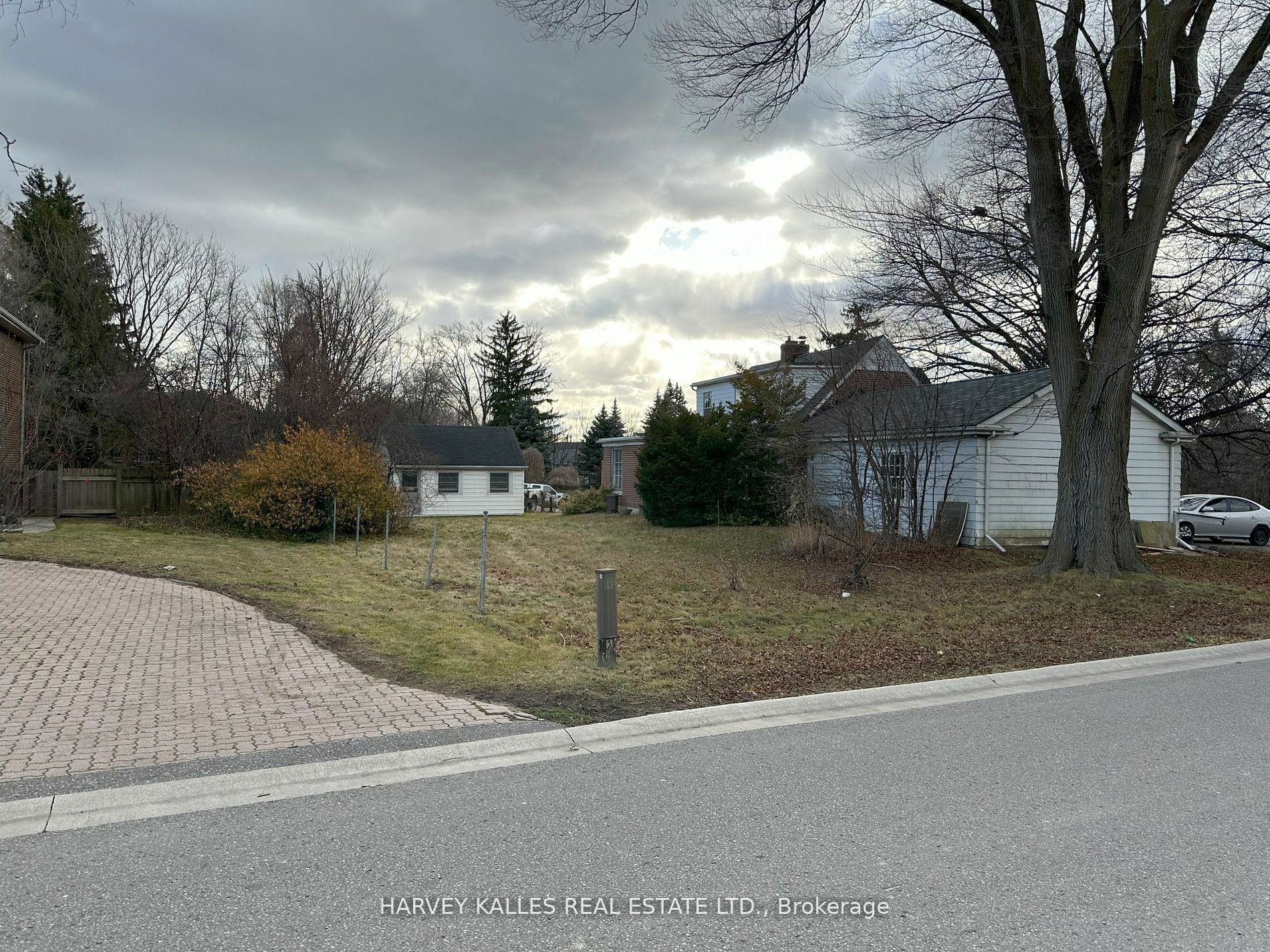 11 Old Colony Rd  Toronto ON M2L 2J7 photo