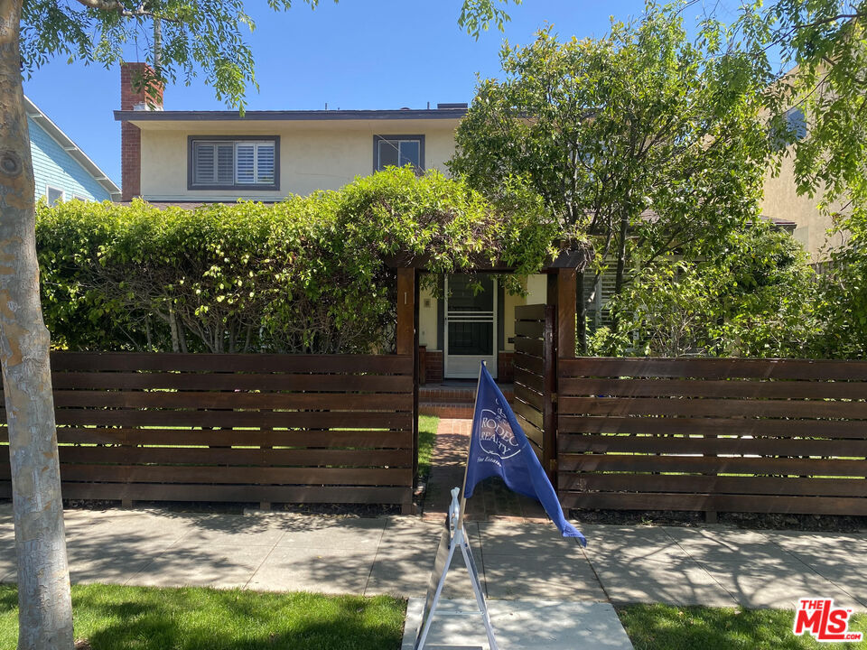 Property Photo: 1241 17th St 1 CA 90404