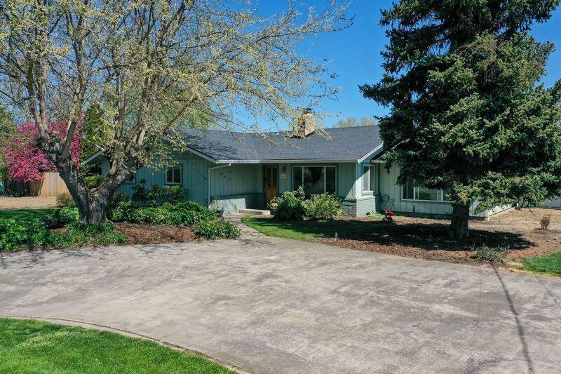 Property Photo: 2095 S Peach Street OR 97501