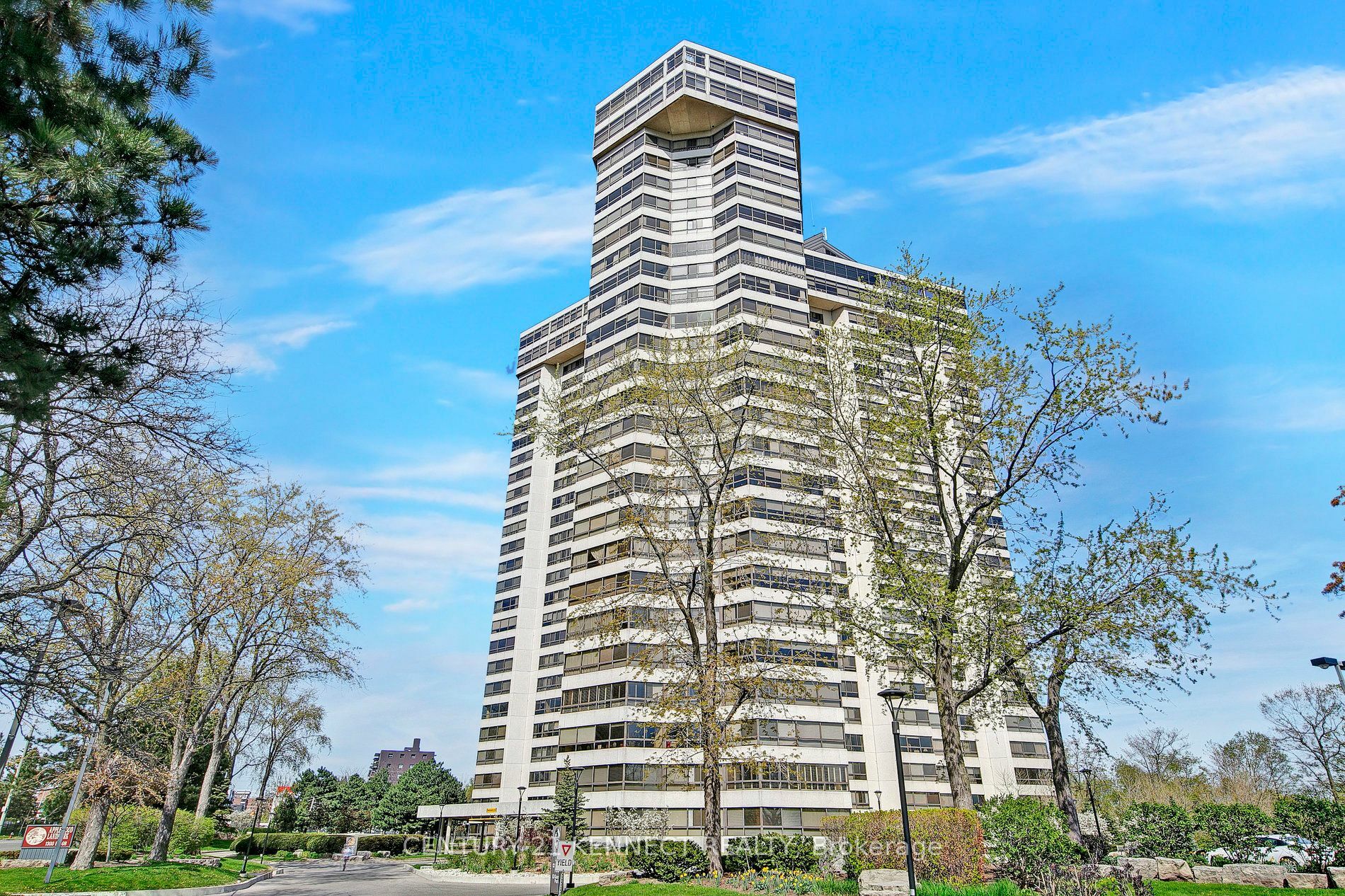 Property Photo:  1300 Bloor St 102  ON L4Y 3Z2 