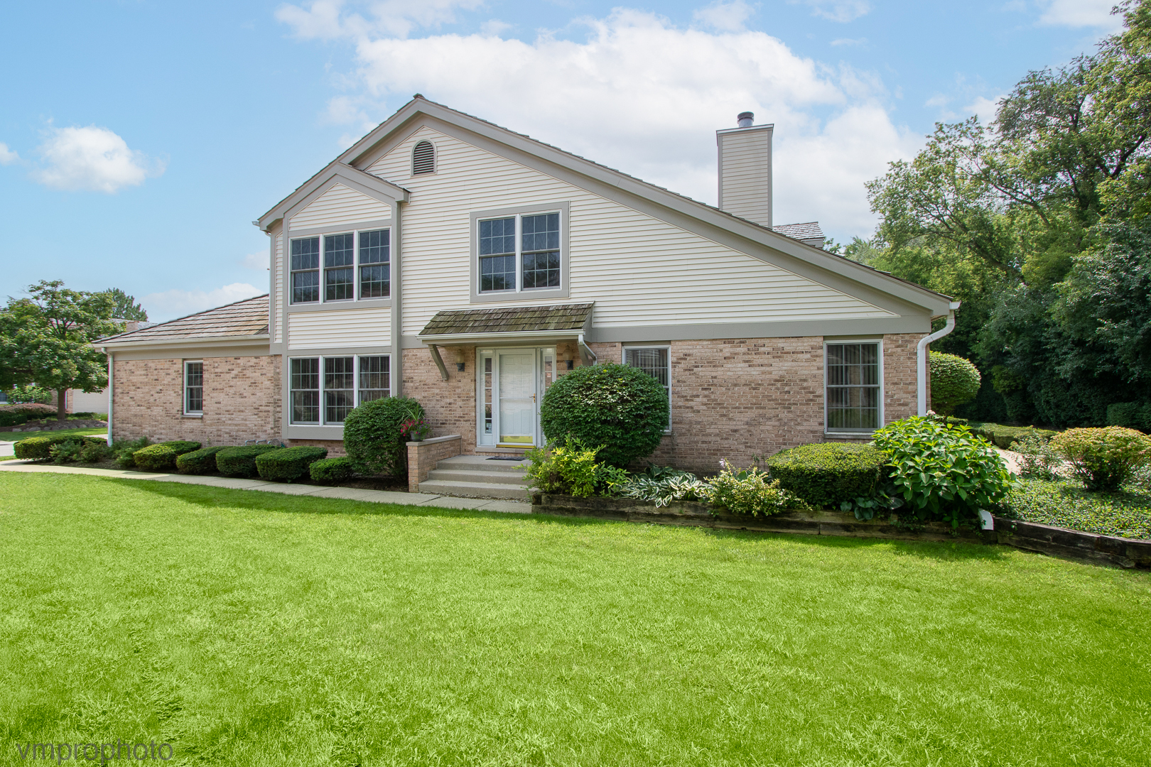 Property Photo: 1920 W Ashbury Lane IL 60067