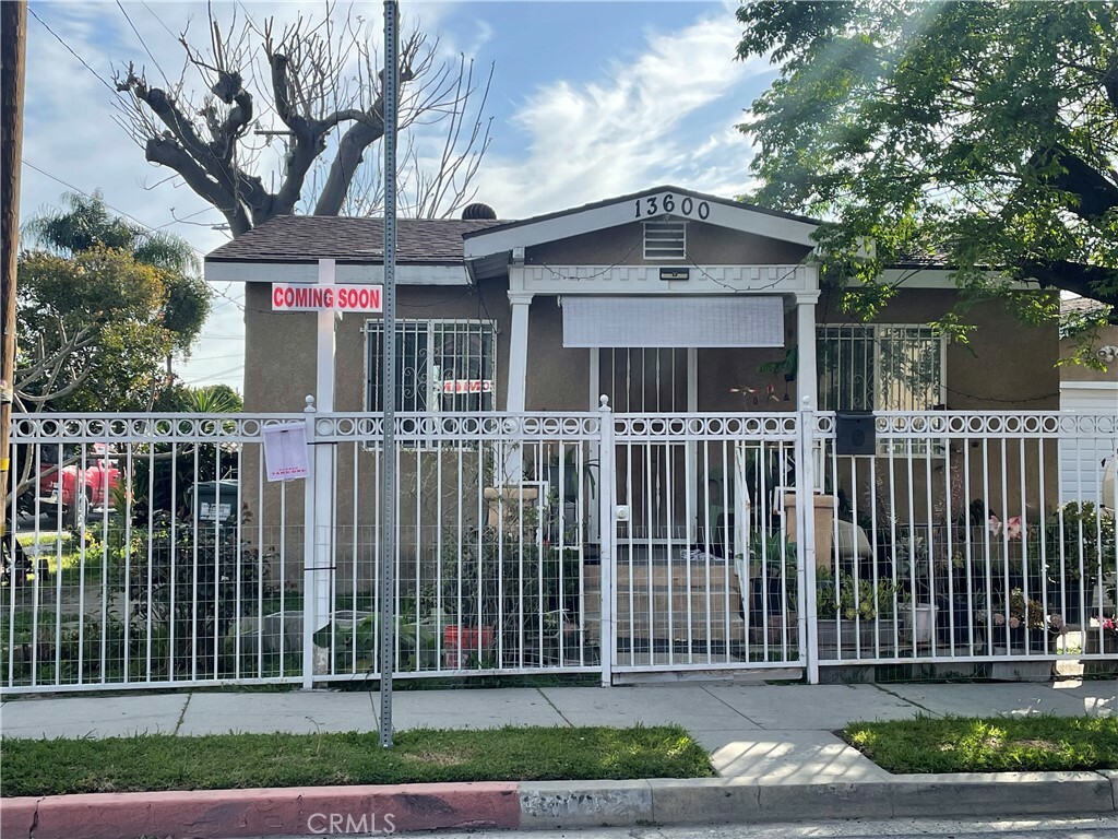 Property Photo:  13600 S Largo Avenue  CA 90222 