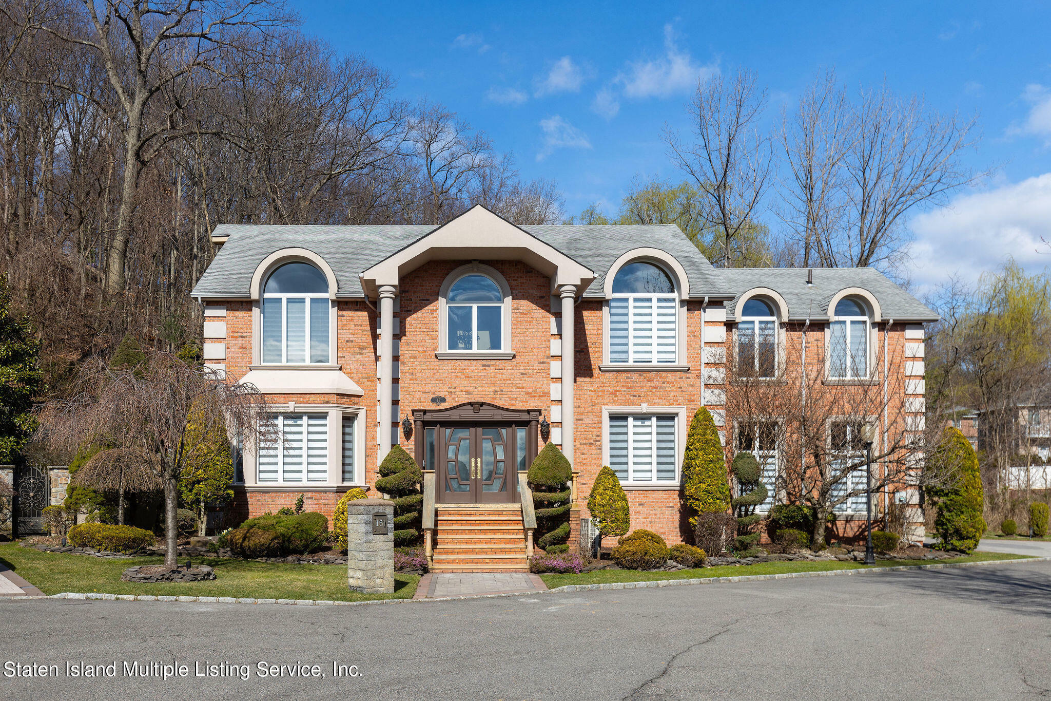Property Photo:  15 Laurie Court  NY 10304 
