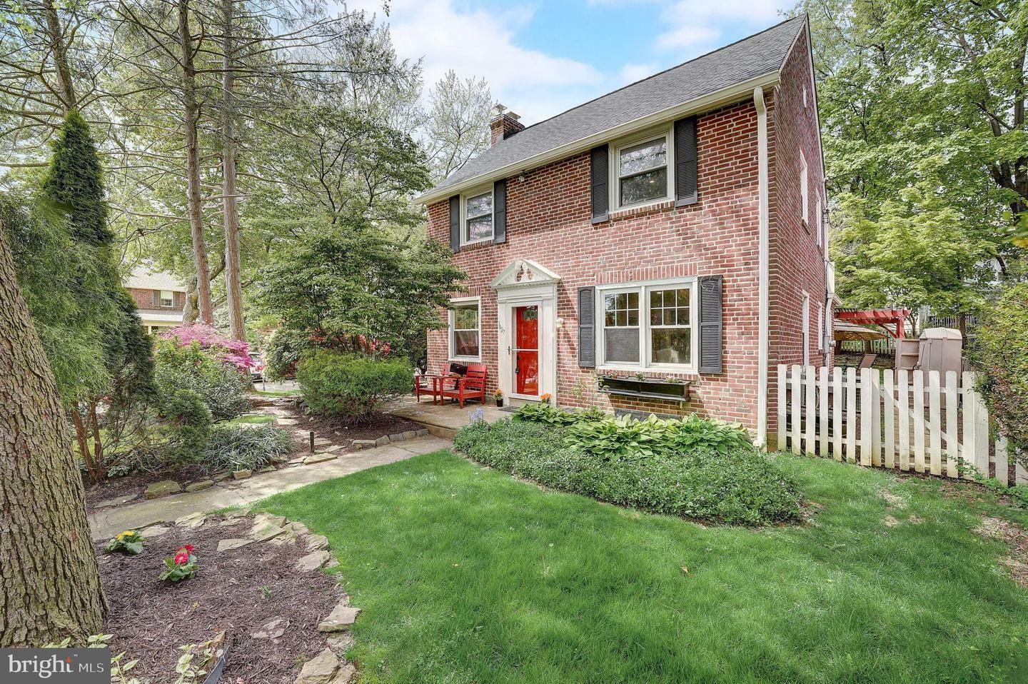Property Photo: 1427 Edgevale Road PA 19096