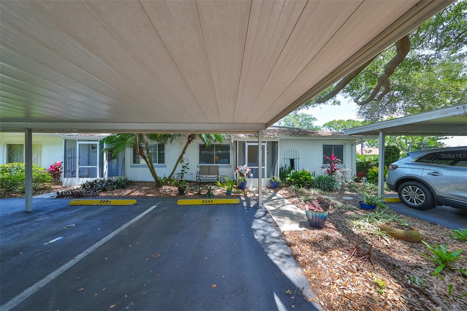 Property Photo: 2204 Horsham Place FL 33573