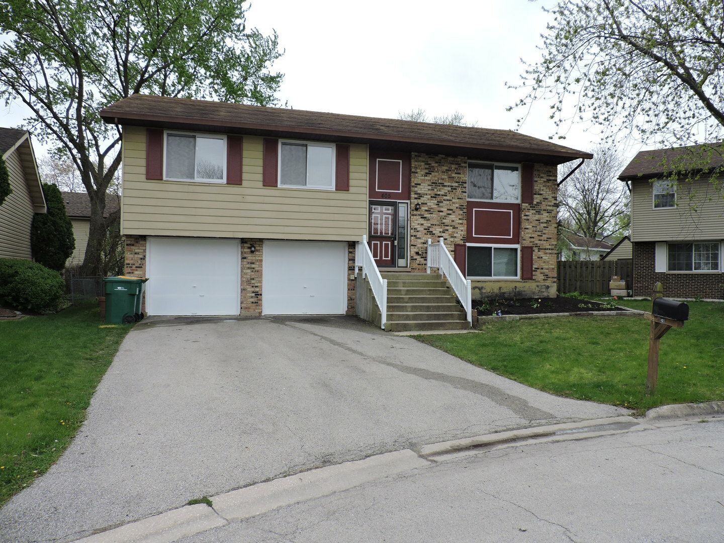 Property Photo: 405 Fernwood Drive IL 60559