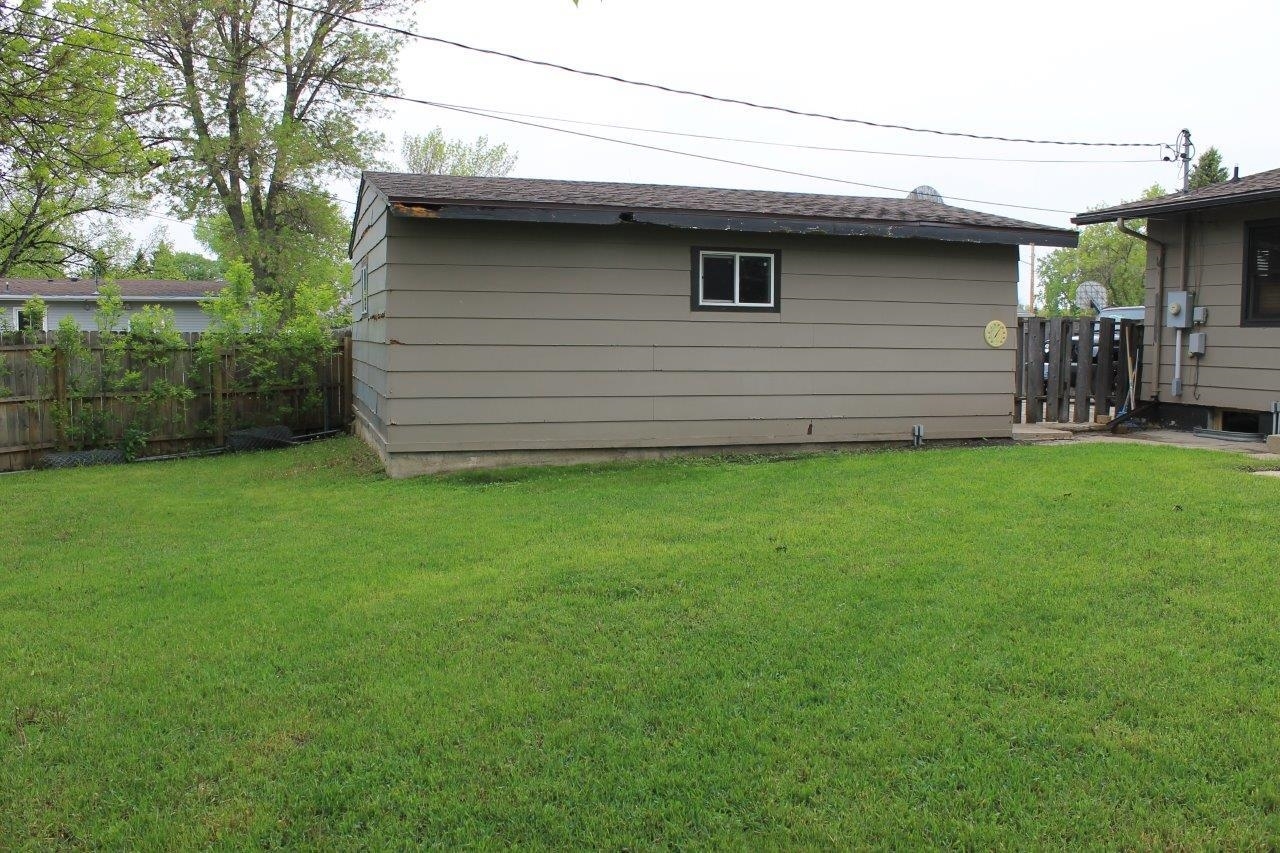 Property Photo:  2206 California Dr NW  ND 58703 