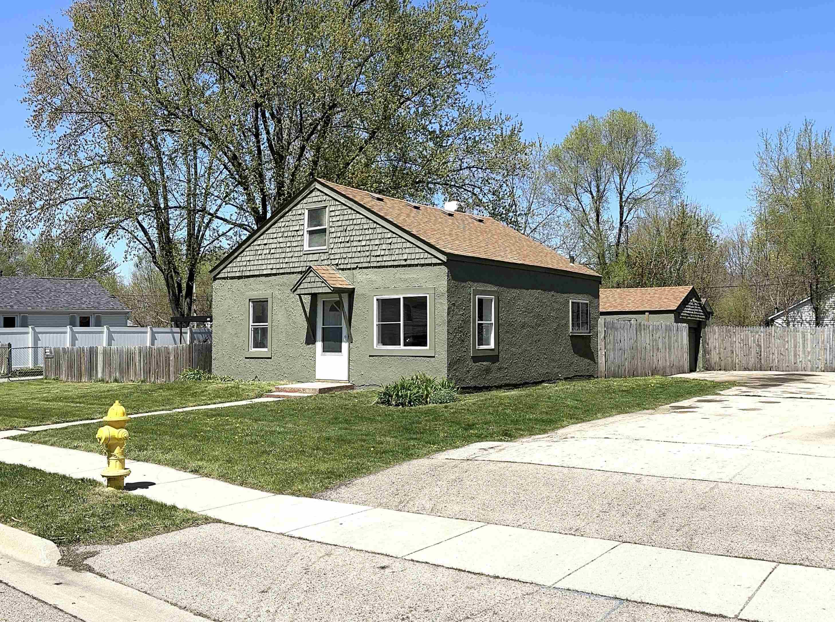 Property Photo:  950 Drexel Boulevard  IL 61115 