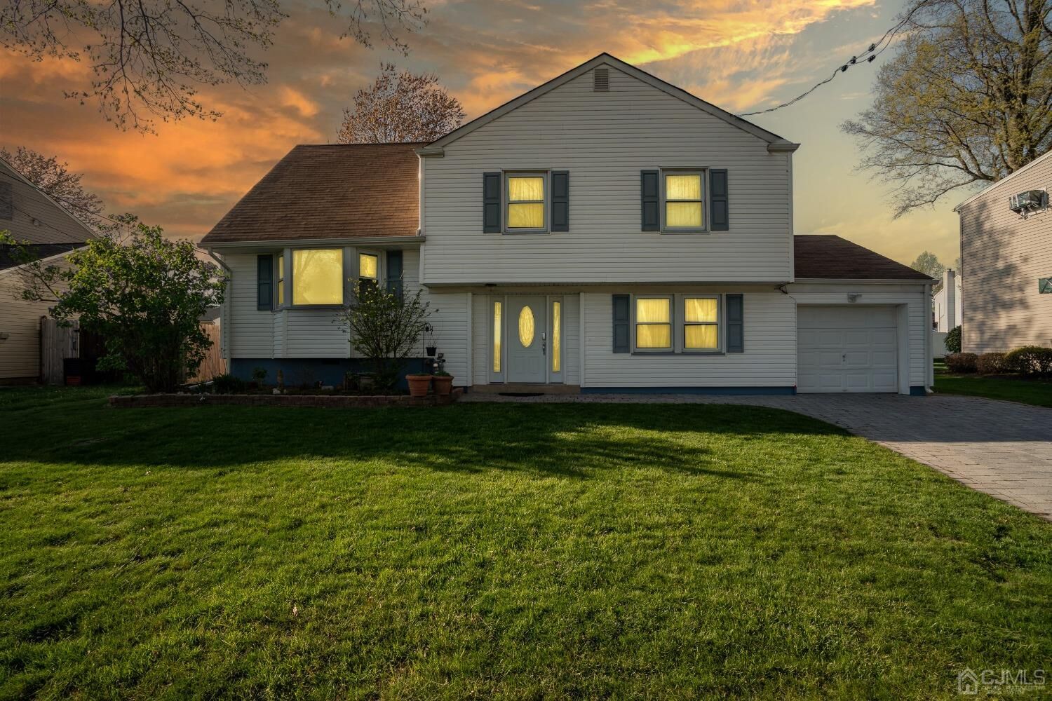 Property Photo:  12 Meyer Road  NJ 08817 