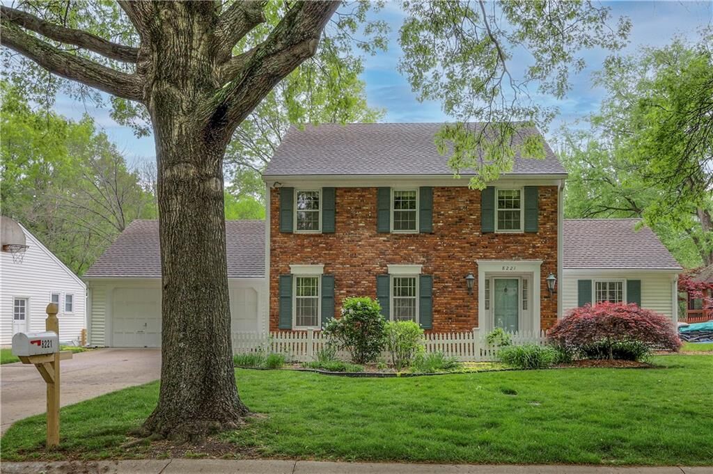 House for sale in Overland Park: 8221 W 101st Street, Overland Park, KS 66212 - Vimarsana News