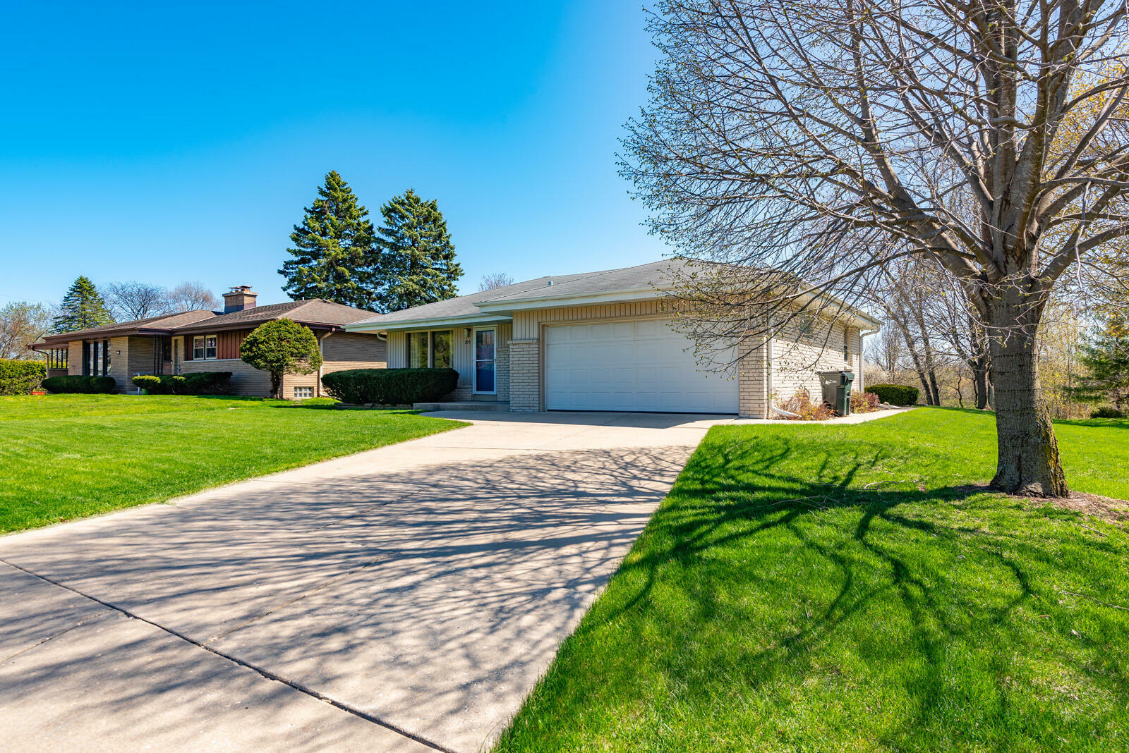 Property Photo:  205 Parkway Dr  WI 53172 
