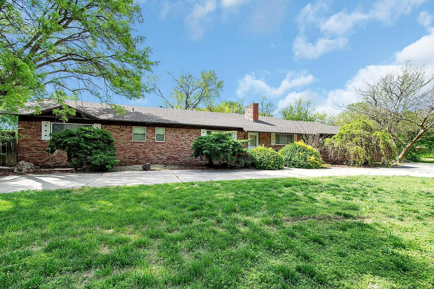 Property Photo:  988 W Alexander Drive  KS 67060 