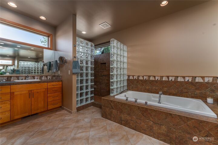 bed Chelan home for sale: 825 Hawks Meadow Road, Chelan, WA 98816