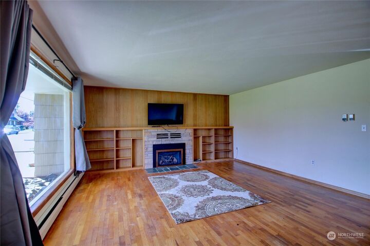 Property Photo:  617 W Blackburn Road W  WA 98273 