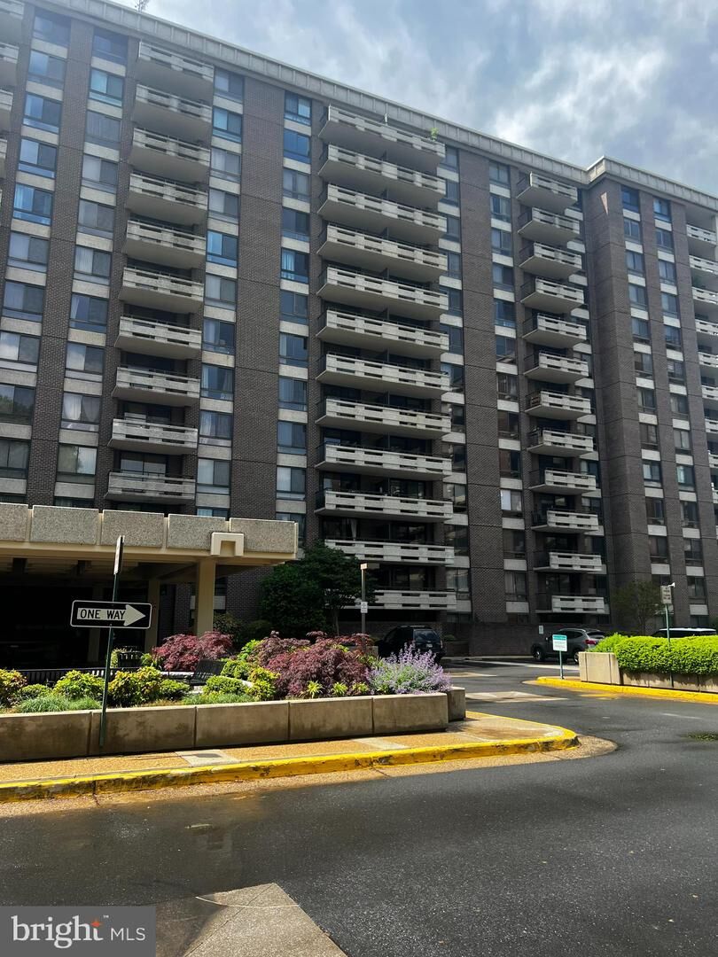 Property Photo: 1808 Old Meadow Road 812 VA 22102