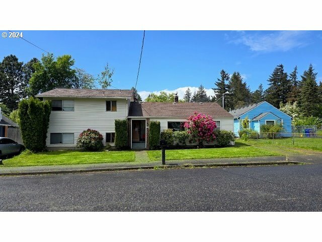 Property Photo:  805 SE 139th Ave  OR 97233 