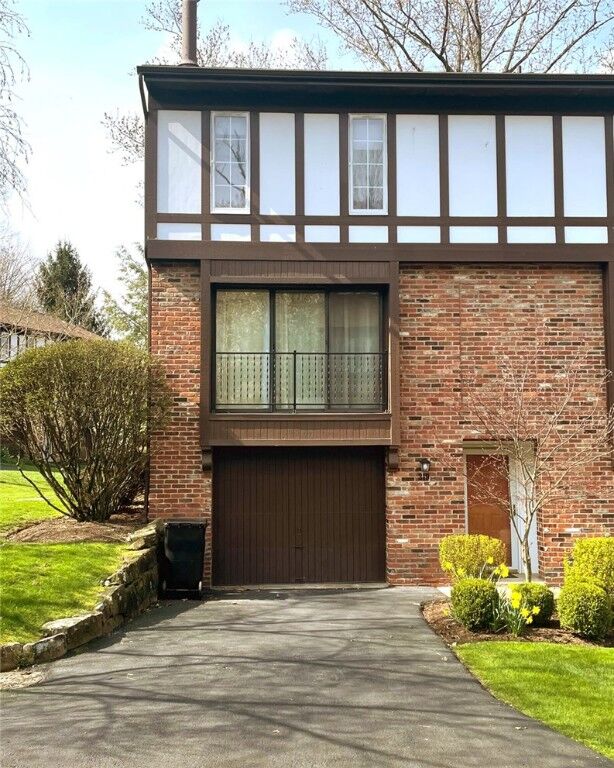 Property Photo: 319 Thornberry Ct PA 15237