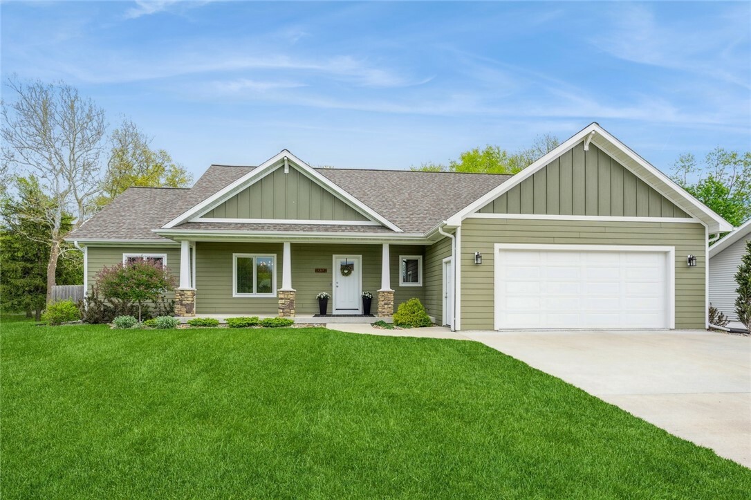 Property Photo:  1232 Oakwood Drive  IA 50219 