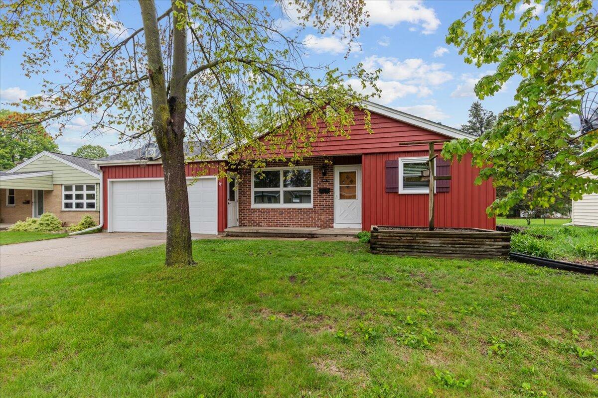 Property Photo: 817 Meadowbrook Dr WI 53090