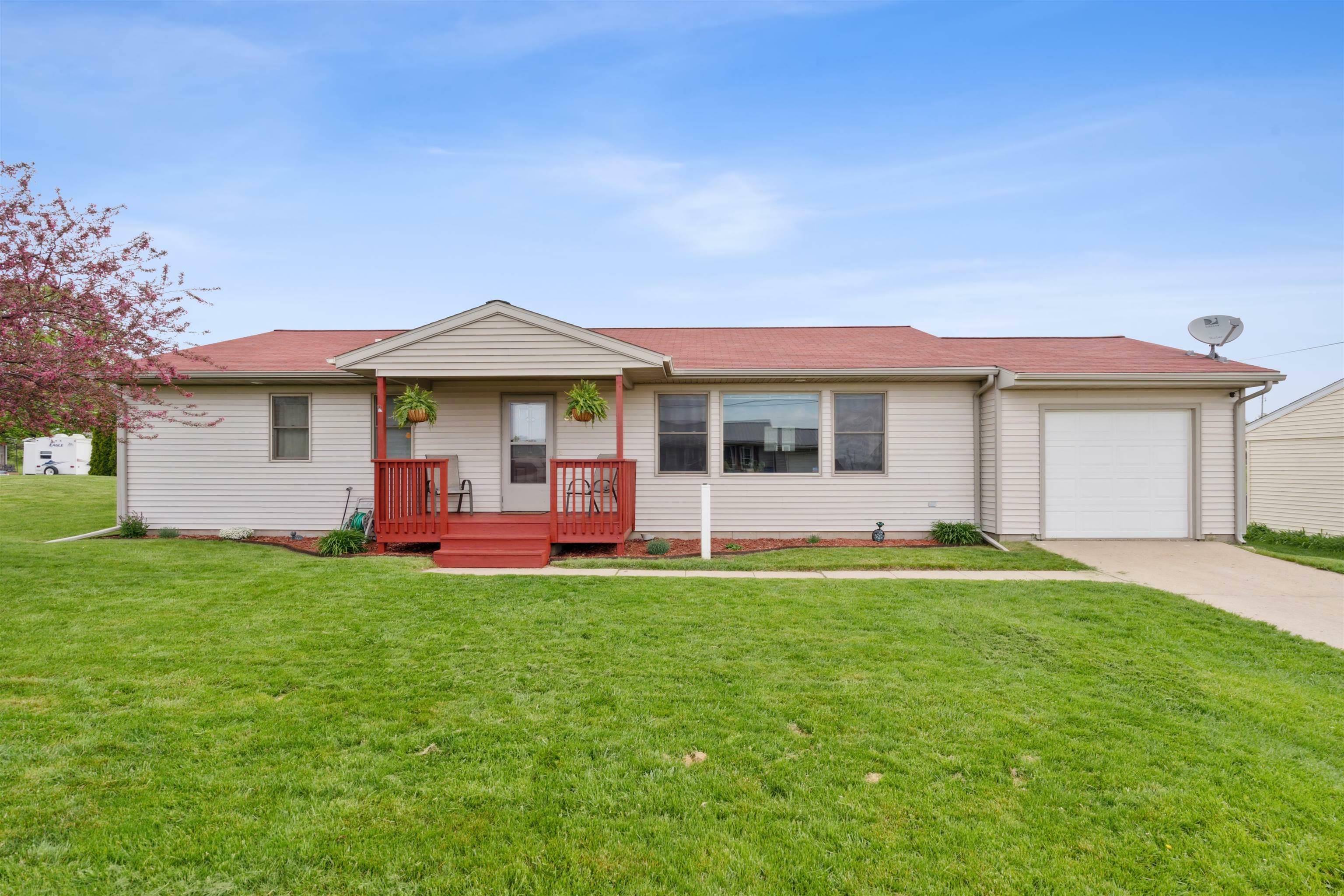 Property Photo:  512 Walnut Court  IA 50677 