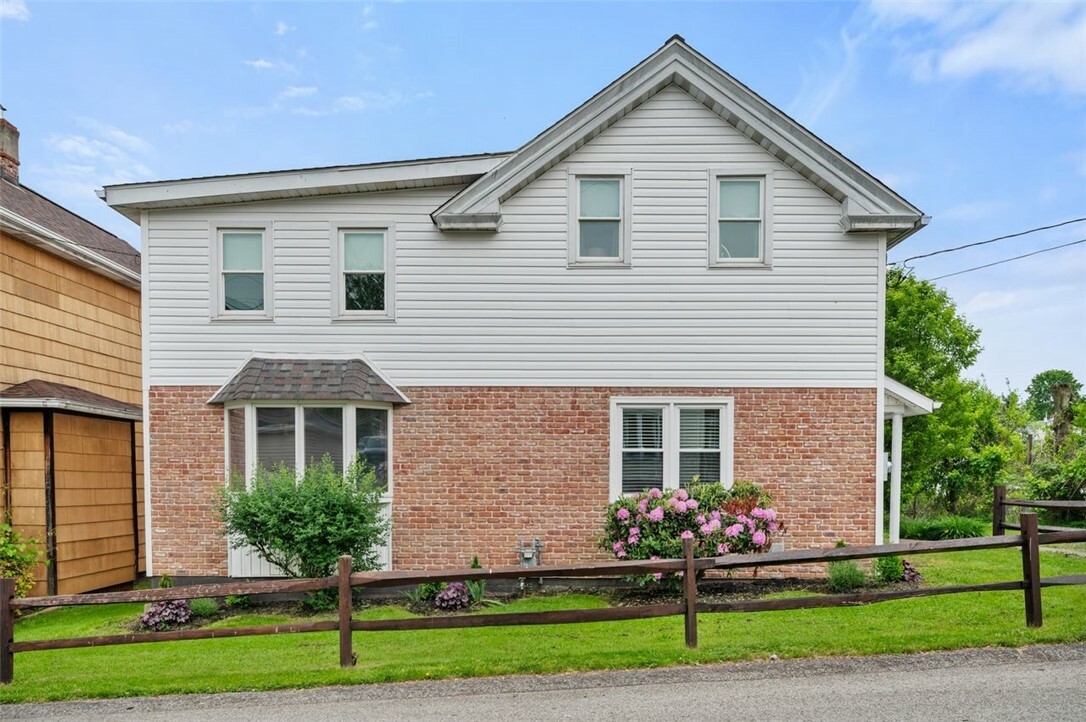 Property Photo:  812 Green St  PA 15419 