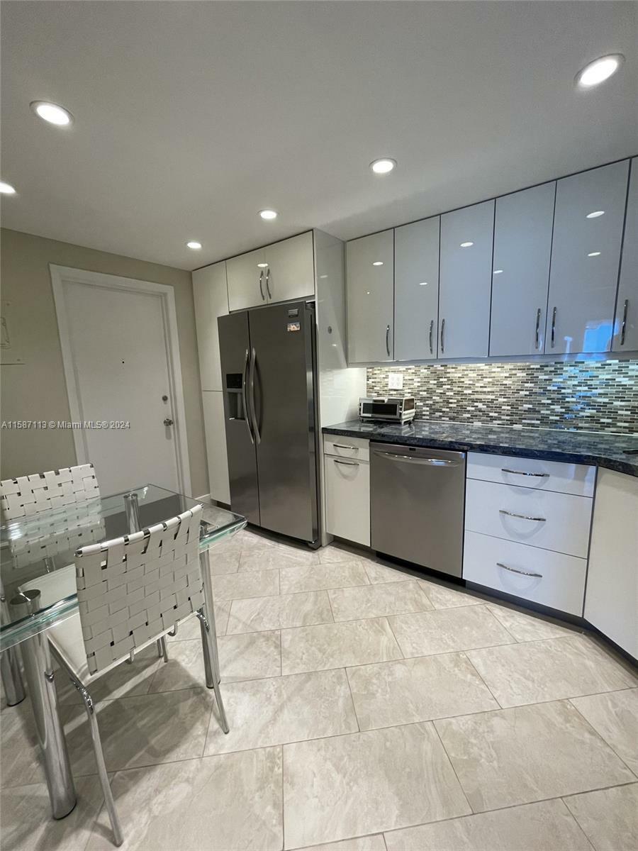 Property Photo:  1410 S Ocean Dr 402  FL 33019 