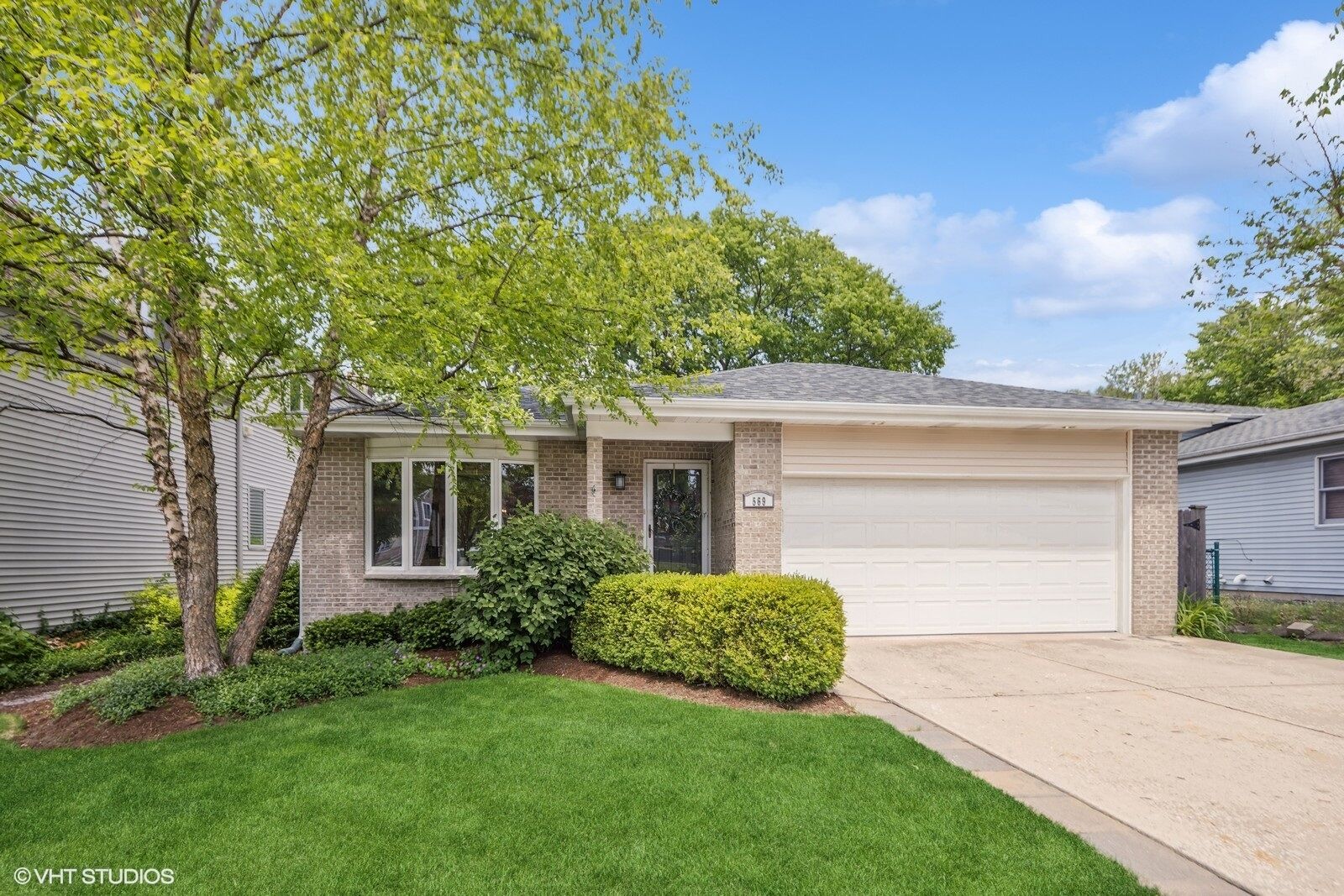 Property Photo: 569 W Armitage Avenue IL 60126