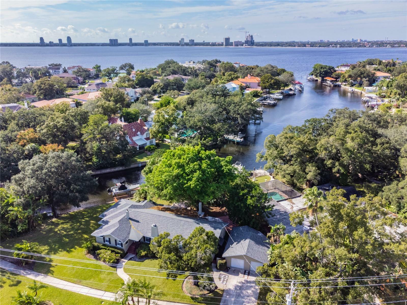 Property Photo:  430 W Davis Boulevard  FL 33606 