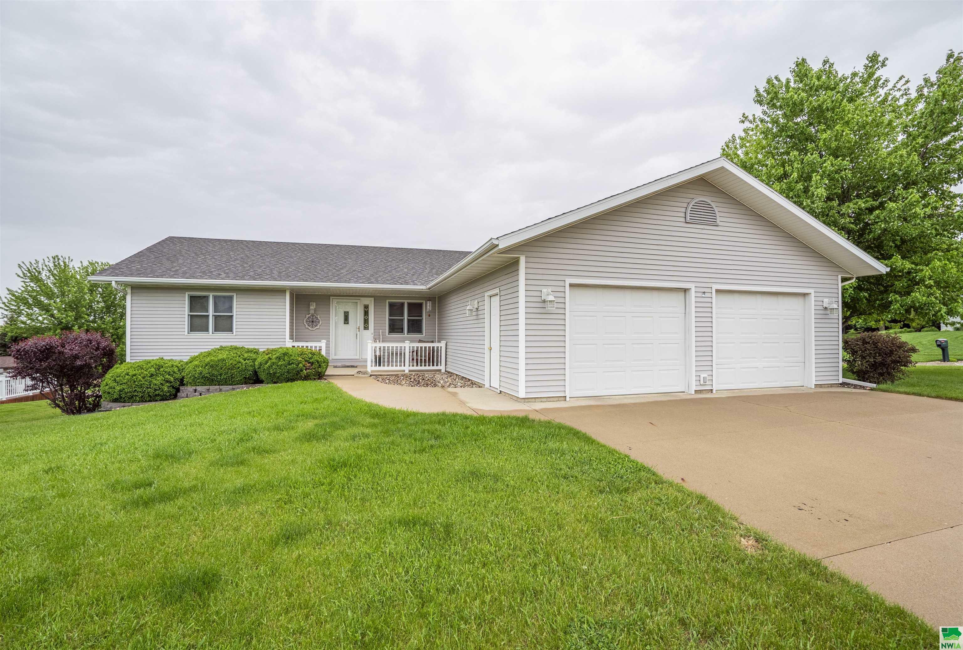 Property Photo:  880 9th Ave SE  IA 51031 