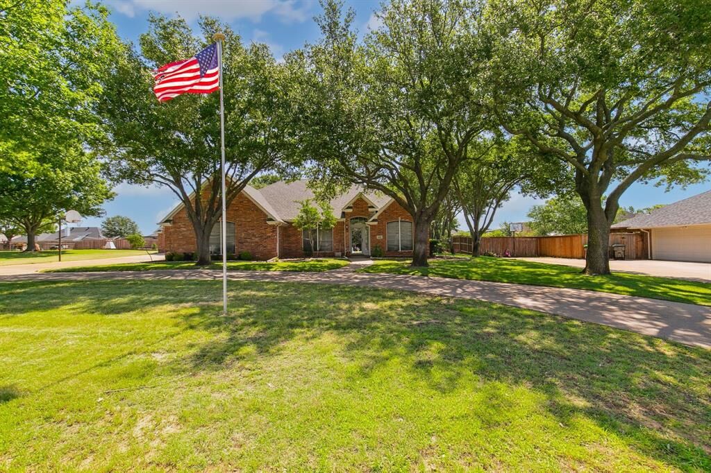 Property Photo:  1501 N Saint Charles Avenue  TX 76258 