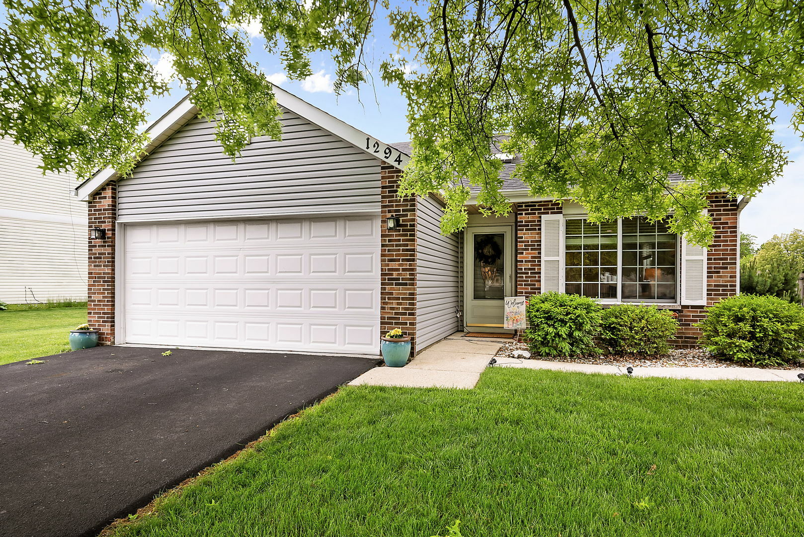 Property Photo: 1294 Spring Valley Drive IL 60188