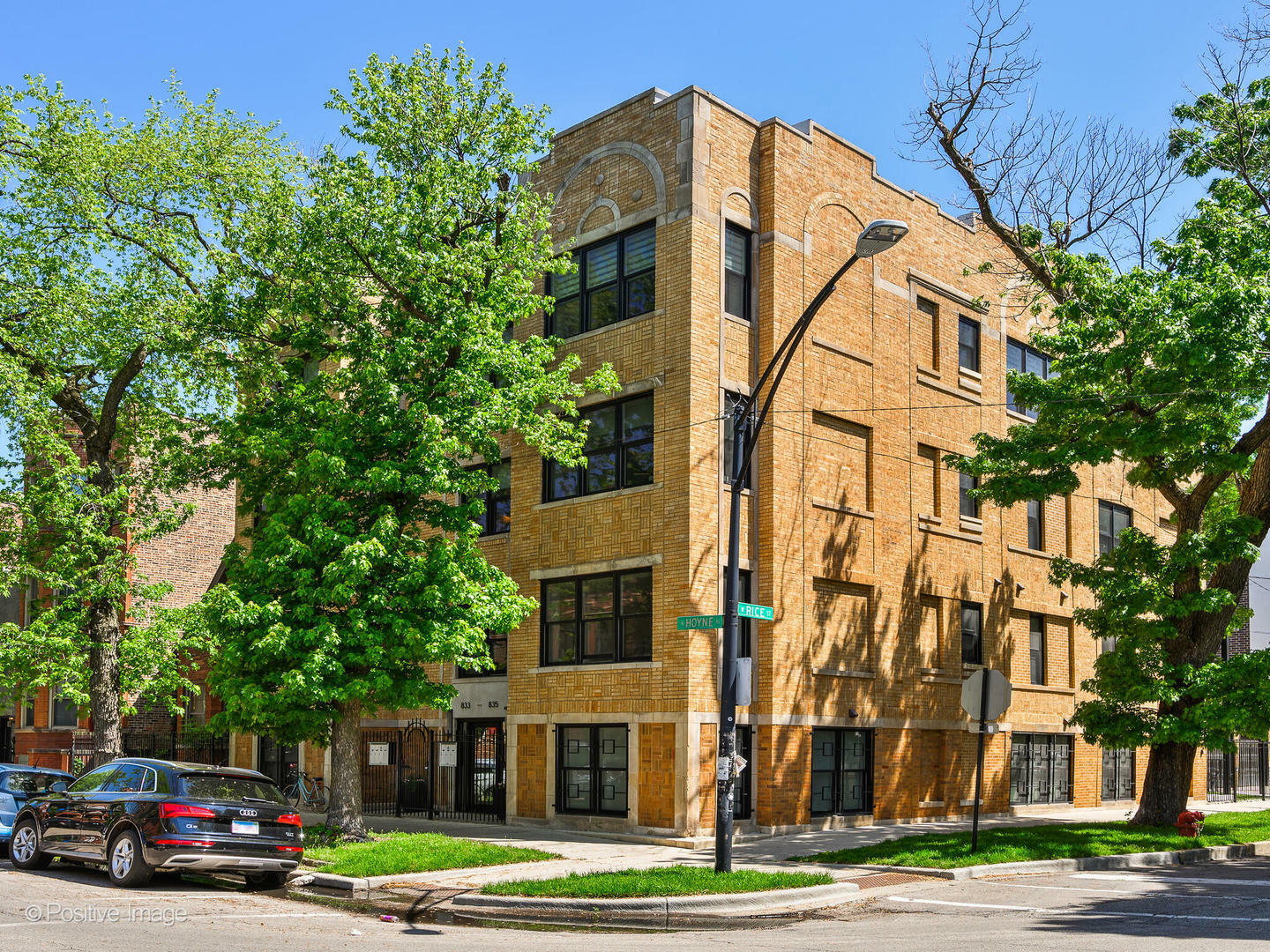 Property Photo: 833 N Hoyne Avenue 2S IL 60622